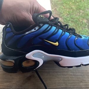Youth Nike TN size 4
